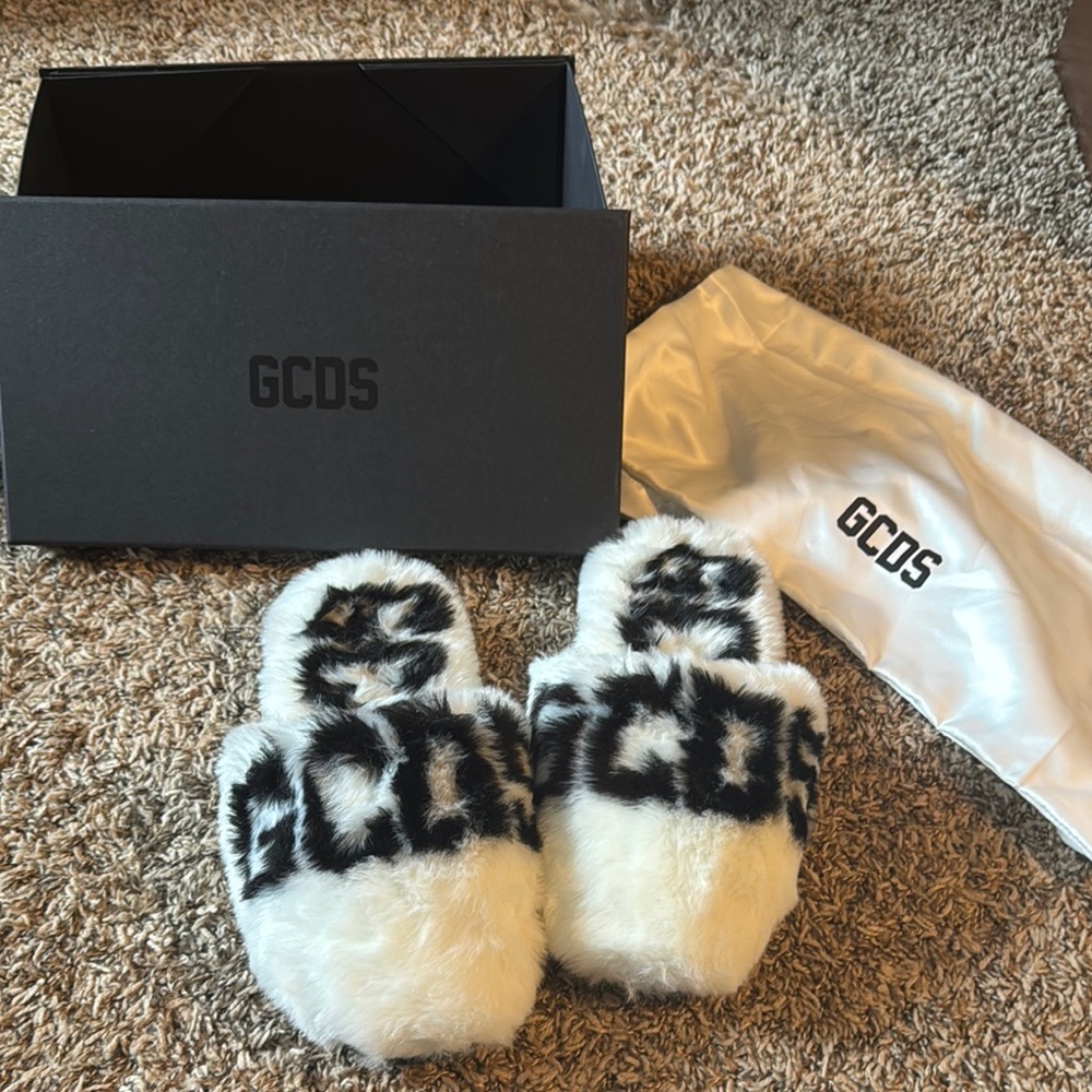 ✨LAST CHANCE✨ GCDS Slippers
